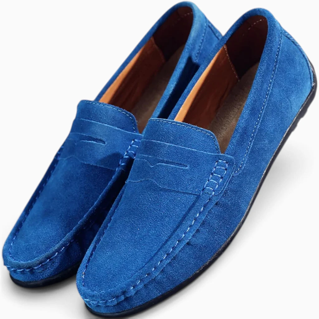 Paire complète de mocassins sans chaussette en bleu, enfilement facile pour homme