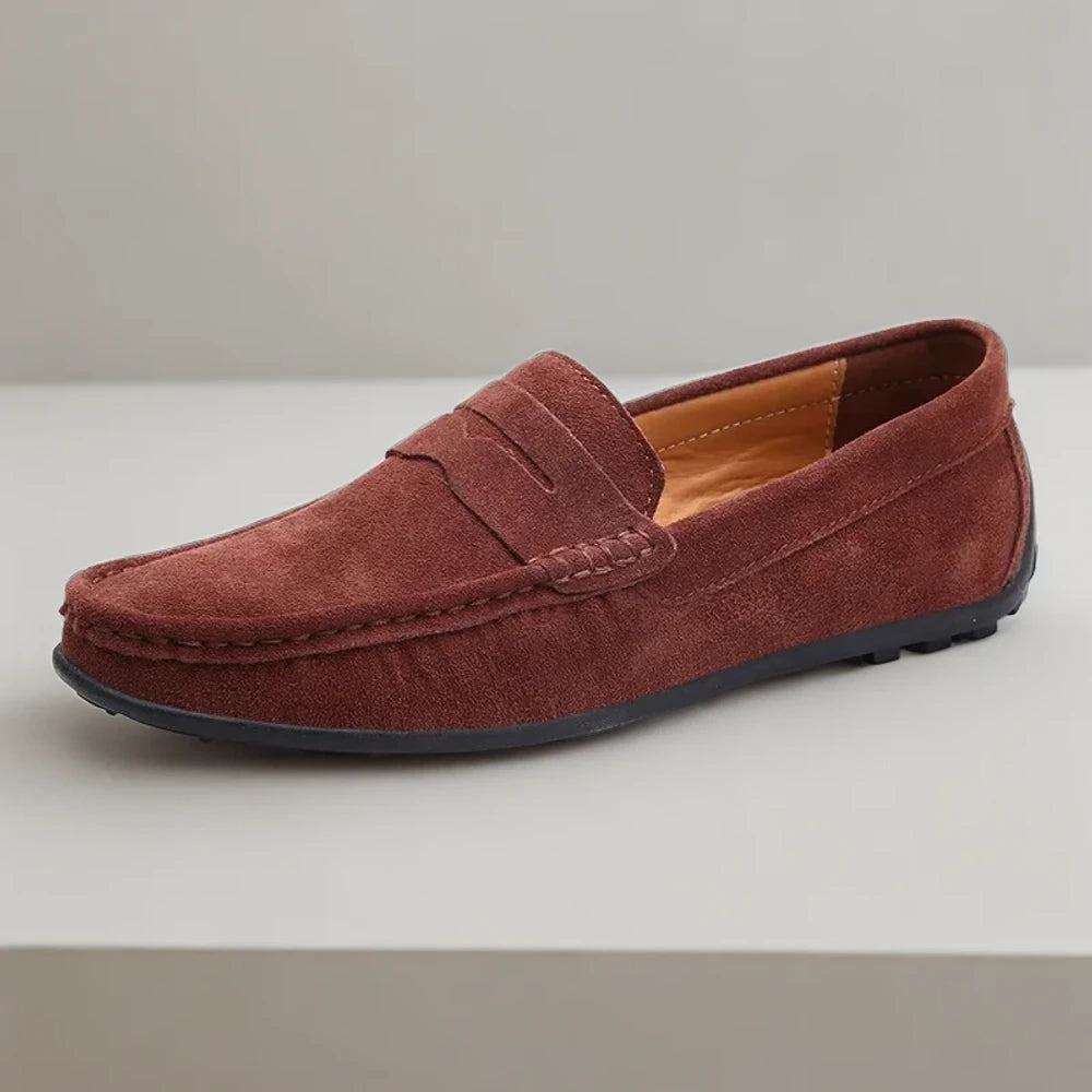 Détail de la doublure intérieure d'un mocassin sans chaussettes, fabrication italienne