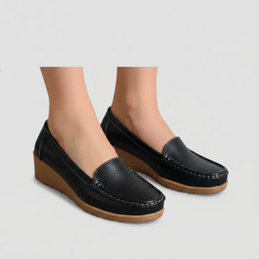 Mocassin semelle crantée femme en cuir noir vue de dessus