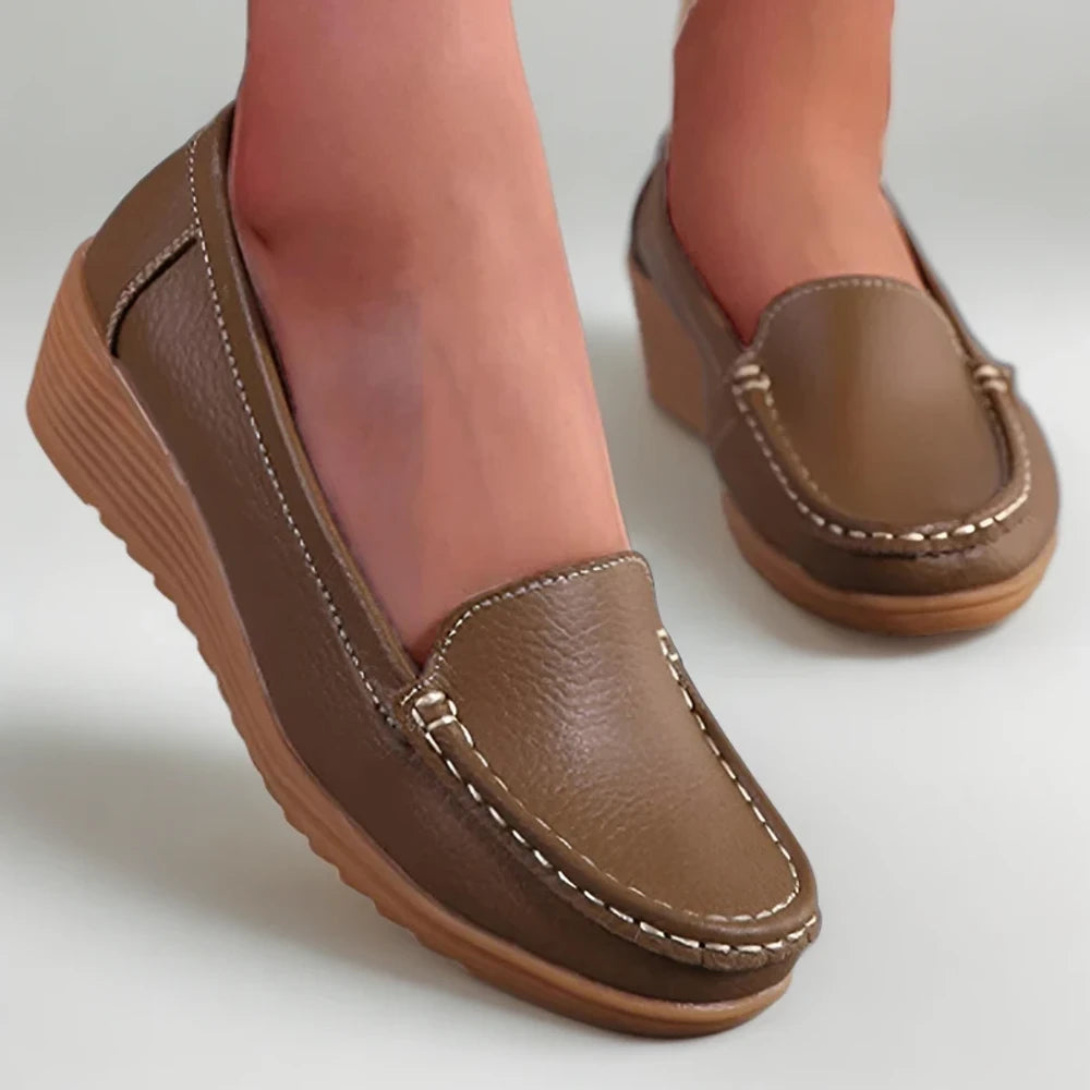Mocassin semelle crantée femme kaki porté en sortie week-end