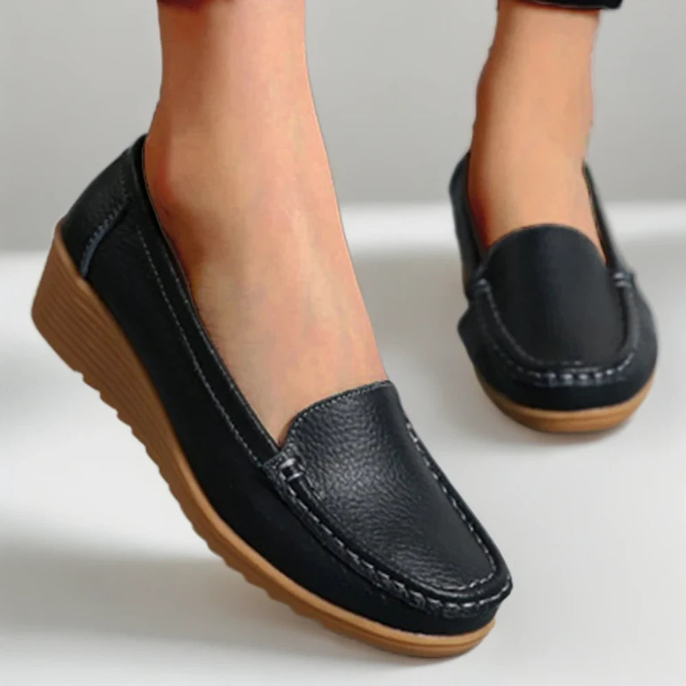 Femme portant mocassin semelle crantée couleur kaki au bureau