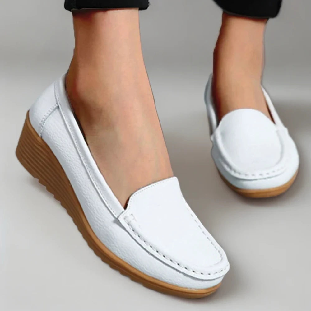 Mocassin femme semelle crantée blanc crème posé sur surface