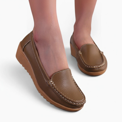 Mocassin femme compensé coloris taupe, couture apparente sur le dessus