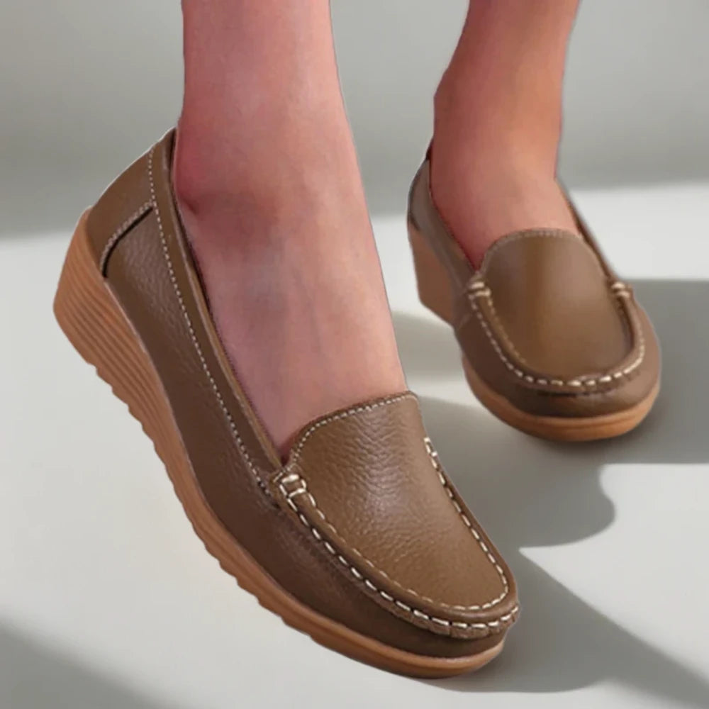 Profil latéral mocassin cuir femme avec design épuré