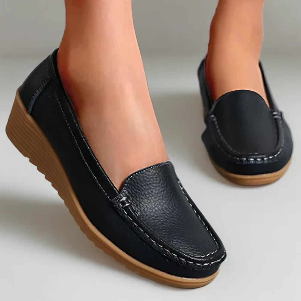 Gros plan texture cuir mocassin semelle crantée femme