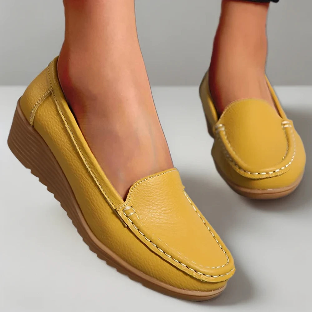 Paire de mocassins femme teintes variées noir et blanc