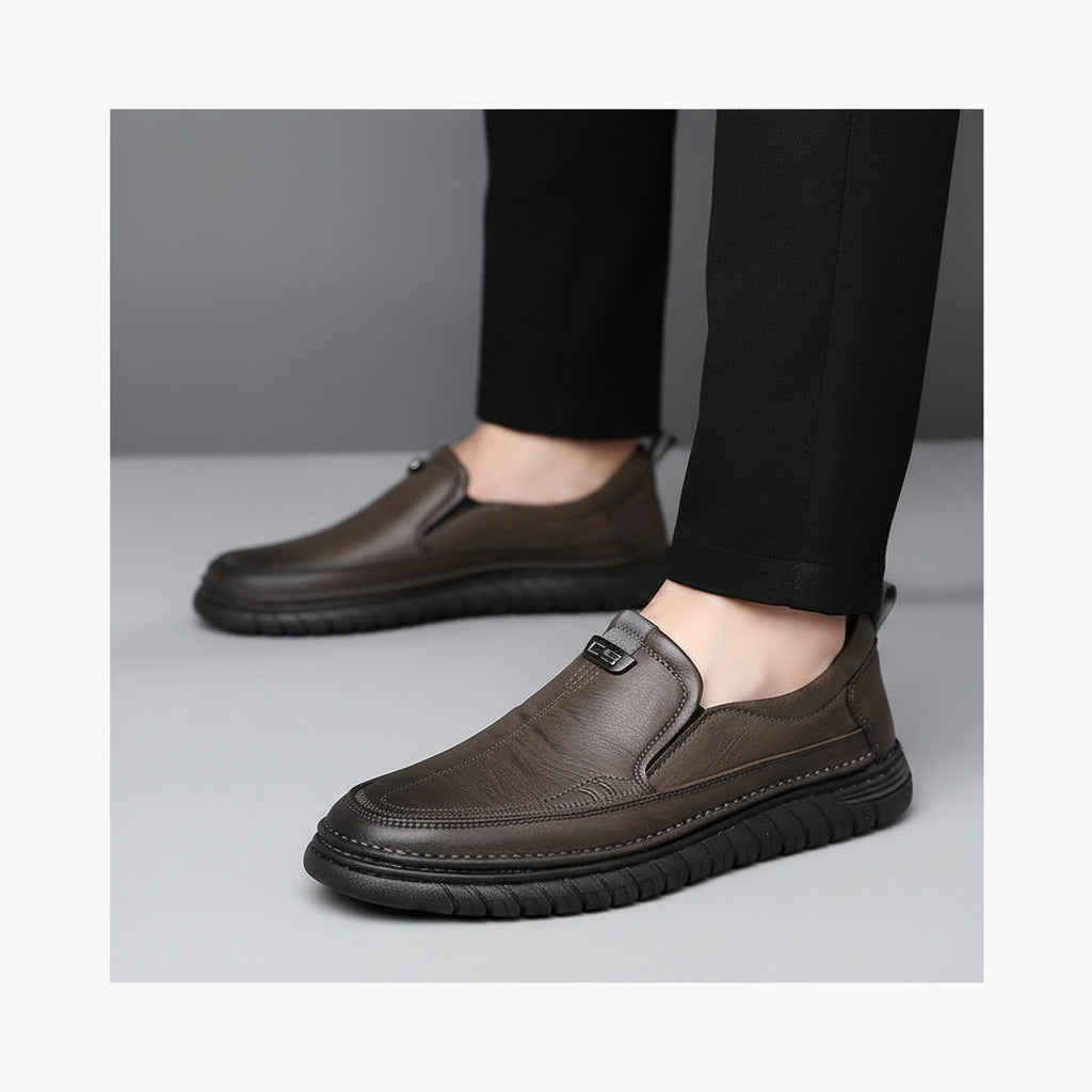 Mocassin semelle crantée homme en cuir noir avec design épuré et antidérapant