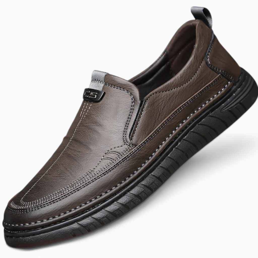 Mocassin semelle crantée homme en croûte de cuir noire avec grip antidérapant