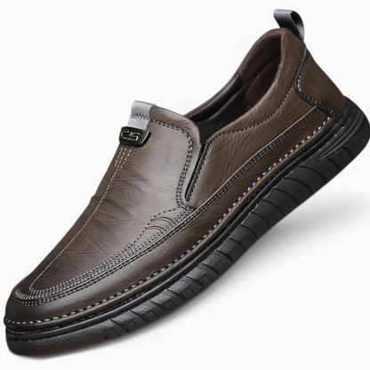 Mocassin semelle crantée homme en croûte de cuir noire avec grip antidérapant