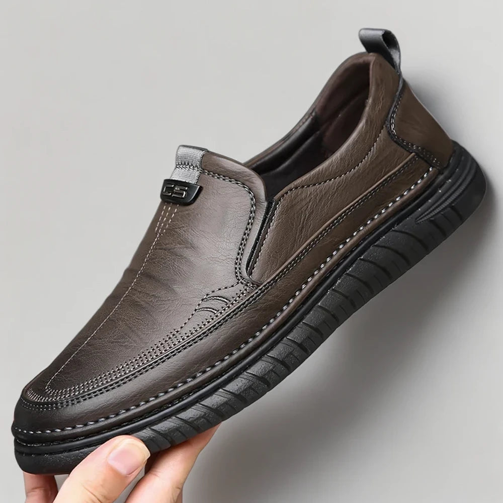 Vue de profil du mocassin homme semelle crantée montrant la structure ergonomique