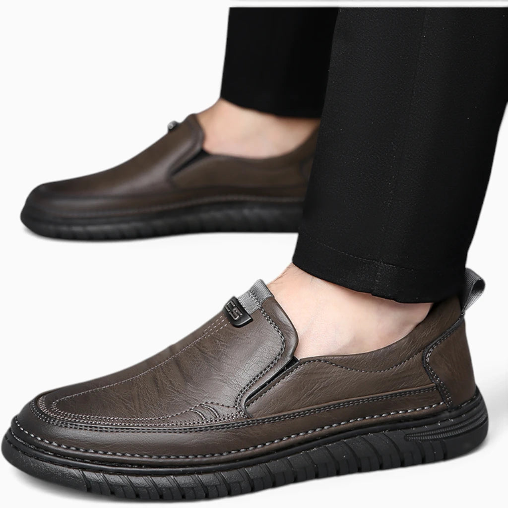 Chaussure mocassin homme couleur kaki, vue de profil montrant la semelle texturée