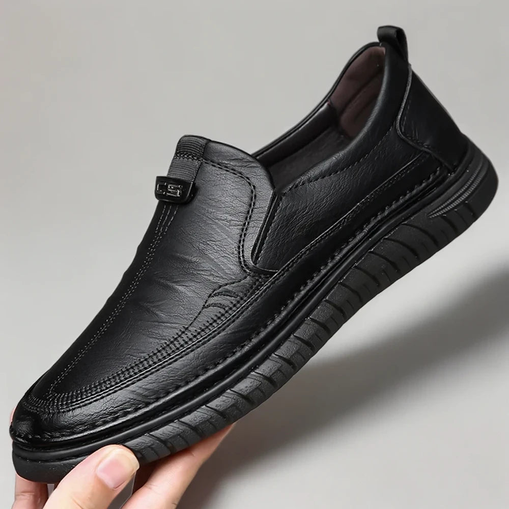Mocassin semelle crantée homme couleur kaki porté avec pantalon de costume