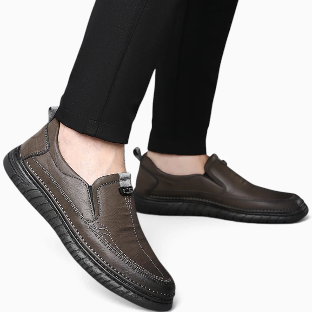 Mocassin élégant homme à semelle crantée, porté avec un costume gris