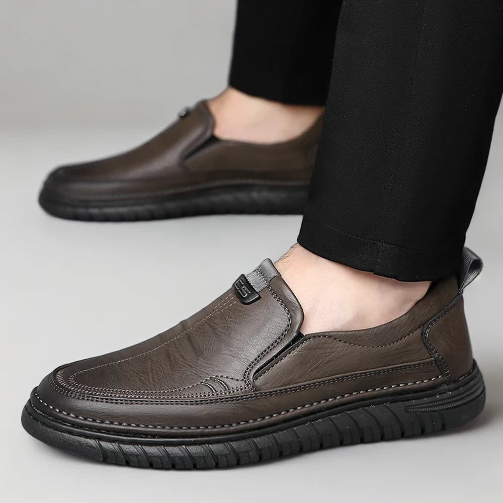 Détail de la semelle crantée antidérapante du mocassin homme pour sécurité maximale