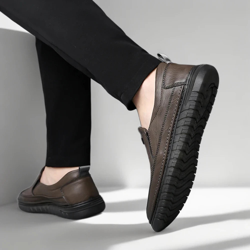 Mocassin semelle crantée homme teinte kaki associé à un look casual en jean
