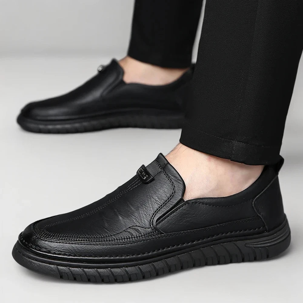 Paire de mocassins homme semelle crantée disponibles en noir et kaki assortis