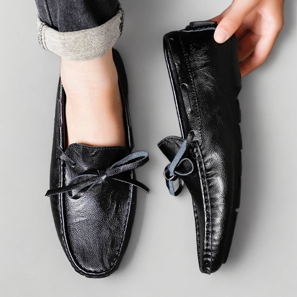 Mocassin cuir noir avec semelle gomme flexible, porté au quotidien