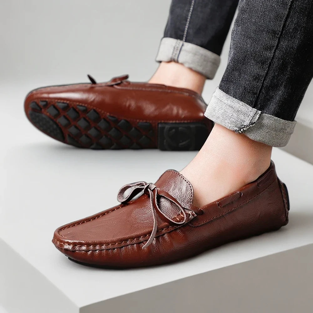 Mocassin blanc semelle gomme, style épuré pour tenue casual
