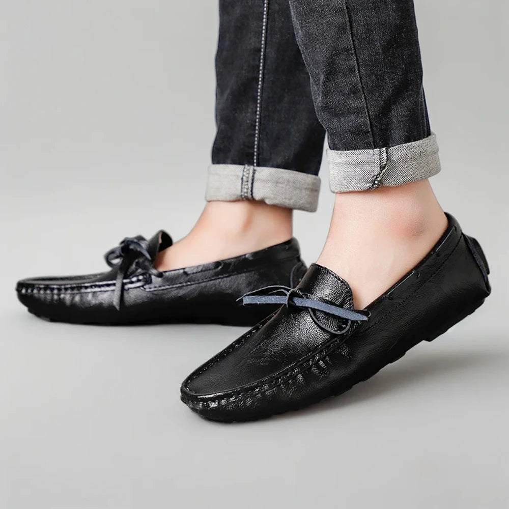Mocassin semelle gomme marron posé sur surface naturelle
