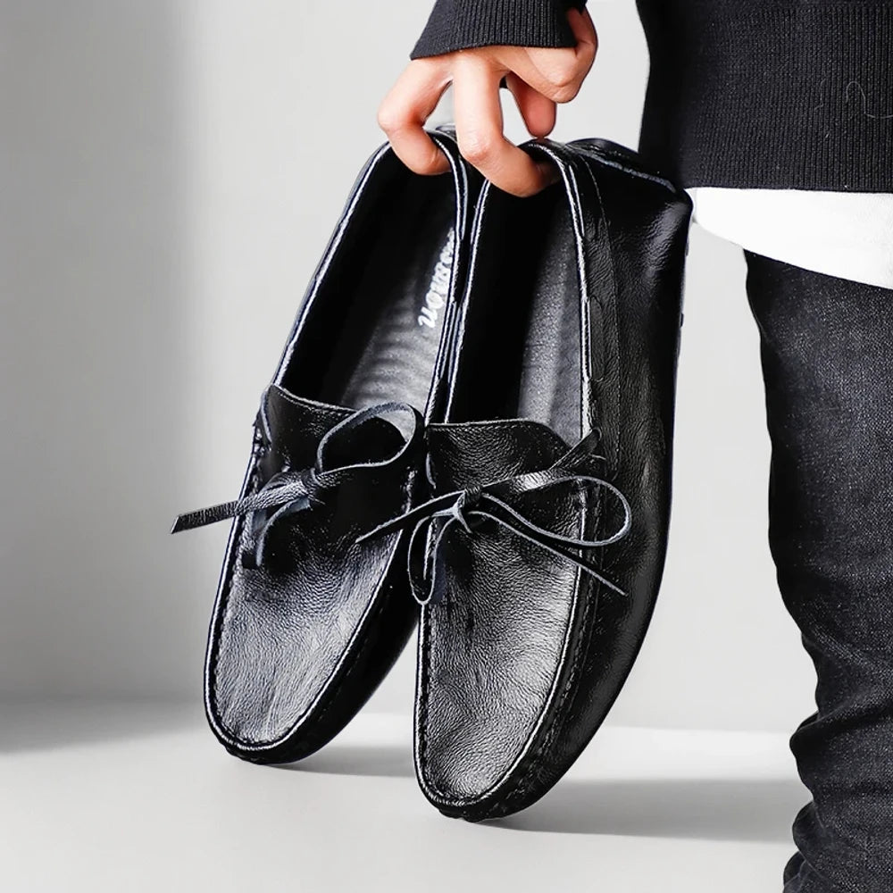 Chaussure mocassin noir semelle gomme, design intemporel