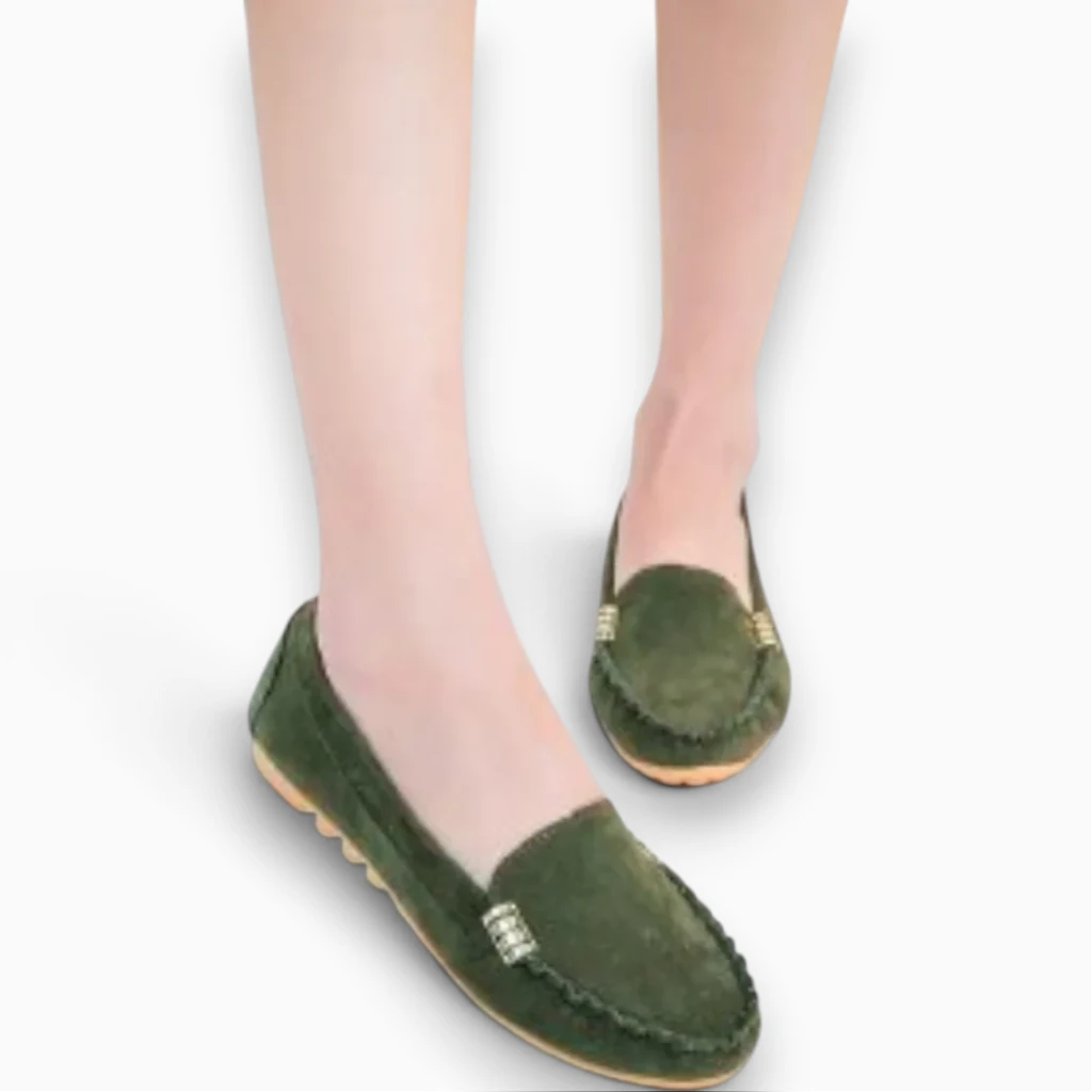 Détail de la semelle plate et du talon ouvert du mocassin slingback femme