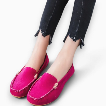 Chaussure plate mocassin slingback femme portée avec pantalon, vue de profil
