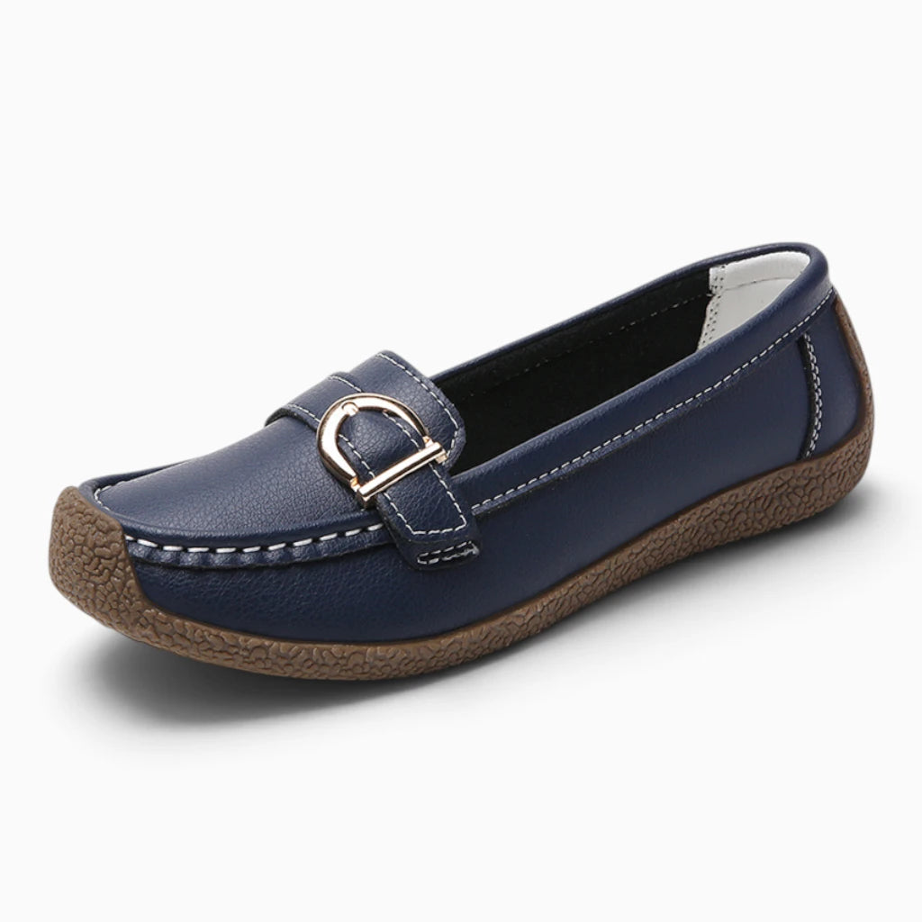 Détail de la croûte de cuir souple d'un mocassin bleu femme pour le confort quotidien
