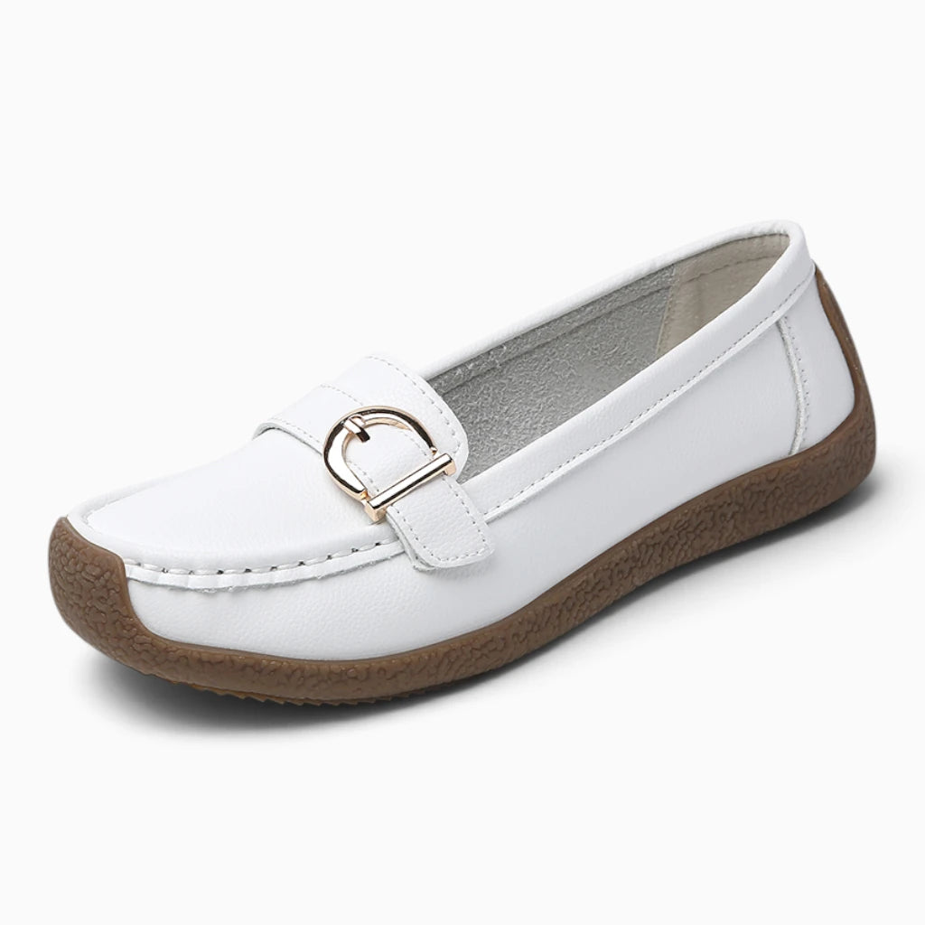 Mocassins bleu femme portés au bureau avec tenue professionnelle élégante