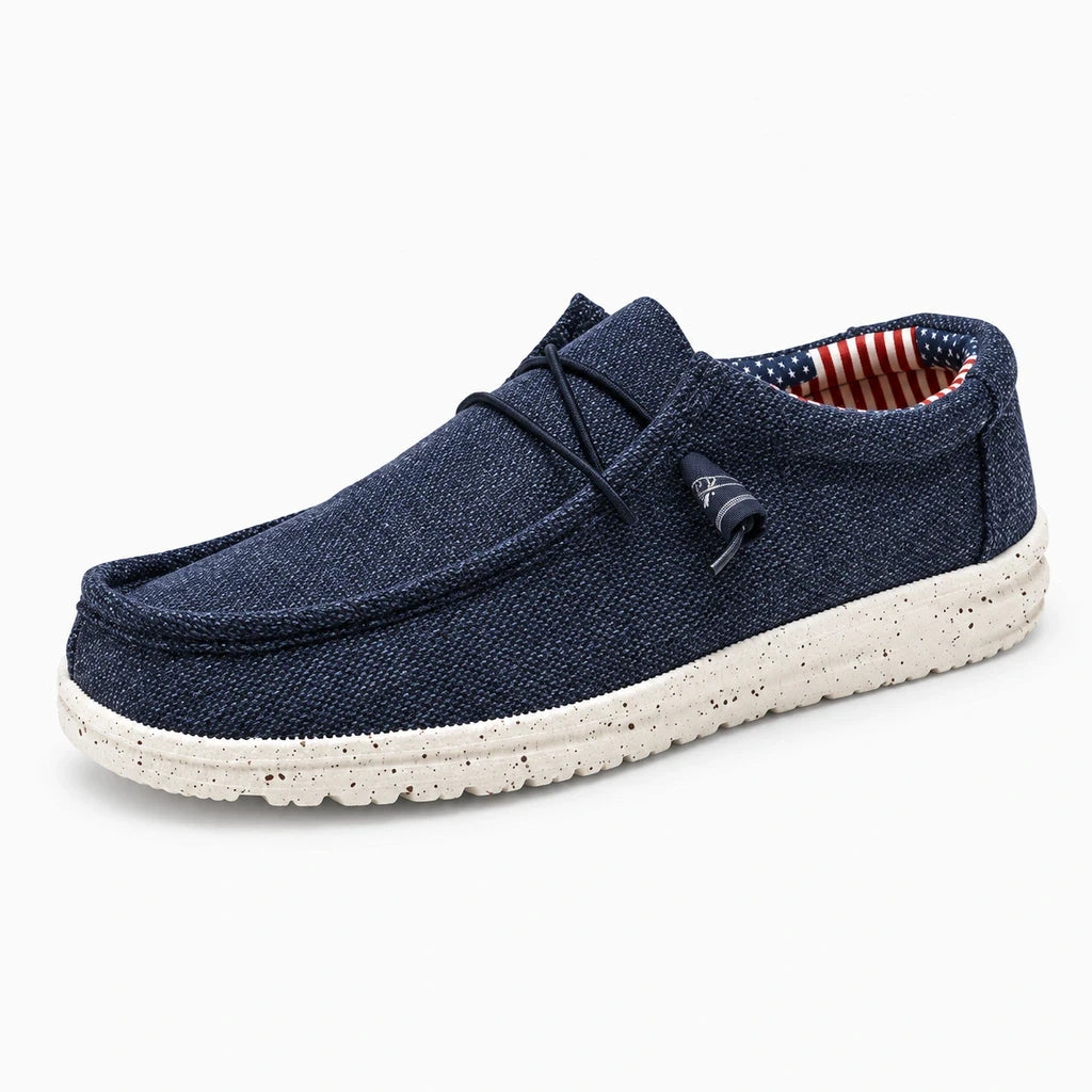 Paire de mocassins sneakers posée sur surface neutre, vue de dessus