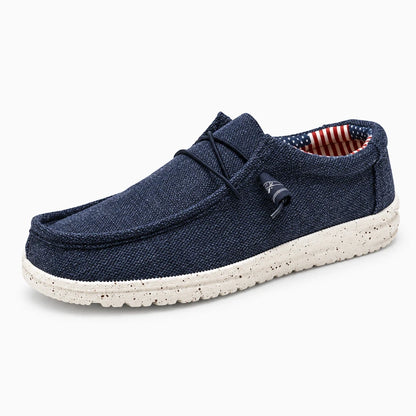 Paire de mocassins sneakers posée sur surface neutre, vue de dessus