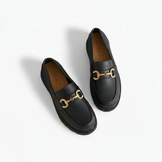 Mocassin souple noir avec boucle dorée et design rétro britannique