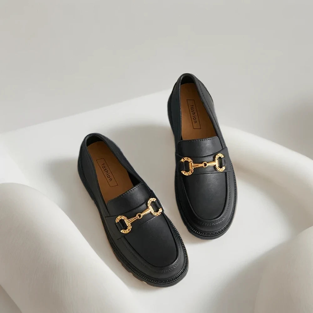 Détail de la tête ronde et construction enveloppante du mocassin souple