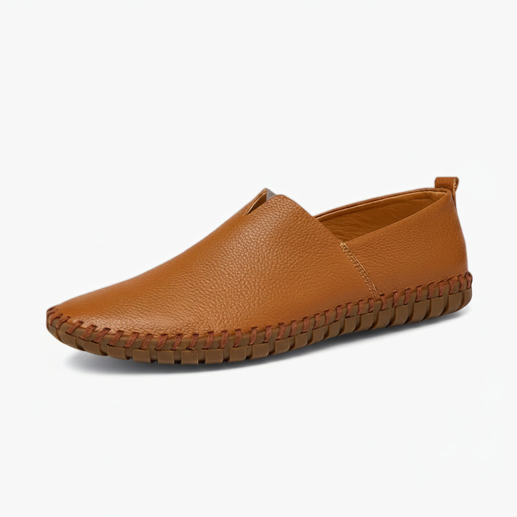 Mocassin souple homme en cuir blanc épousant confortablement le pied