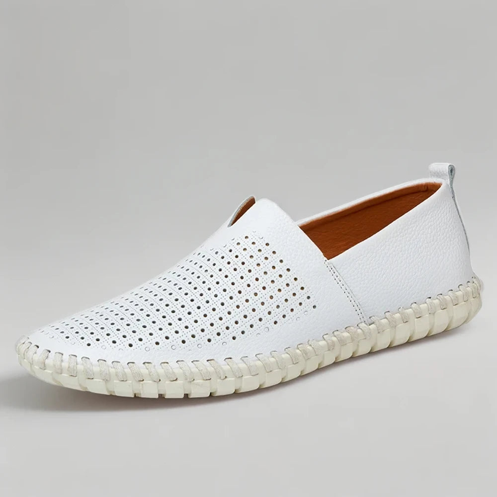 Mocassins souples pour homme présentés en noir et marron côte à côte