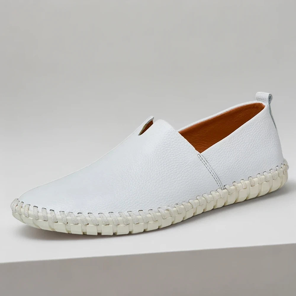 Mocassin homme souple bleu marine vue latérale montrant la flexibilité