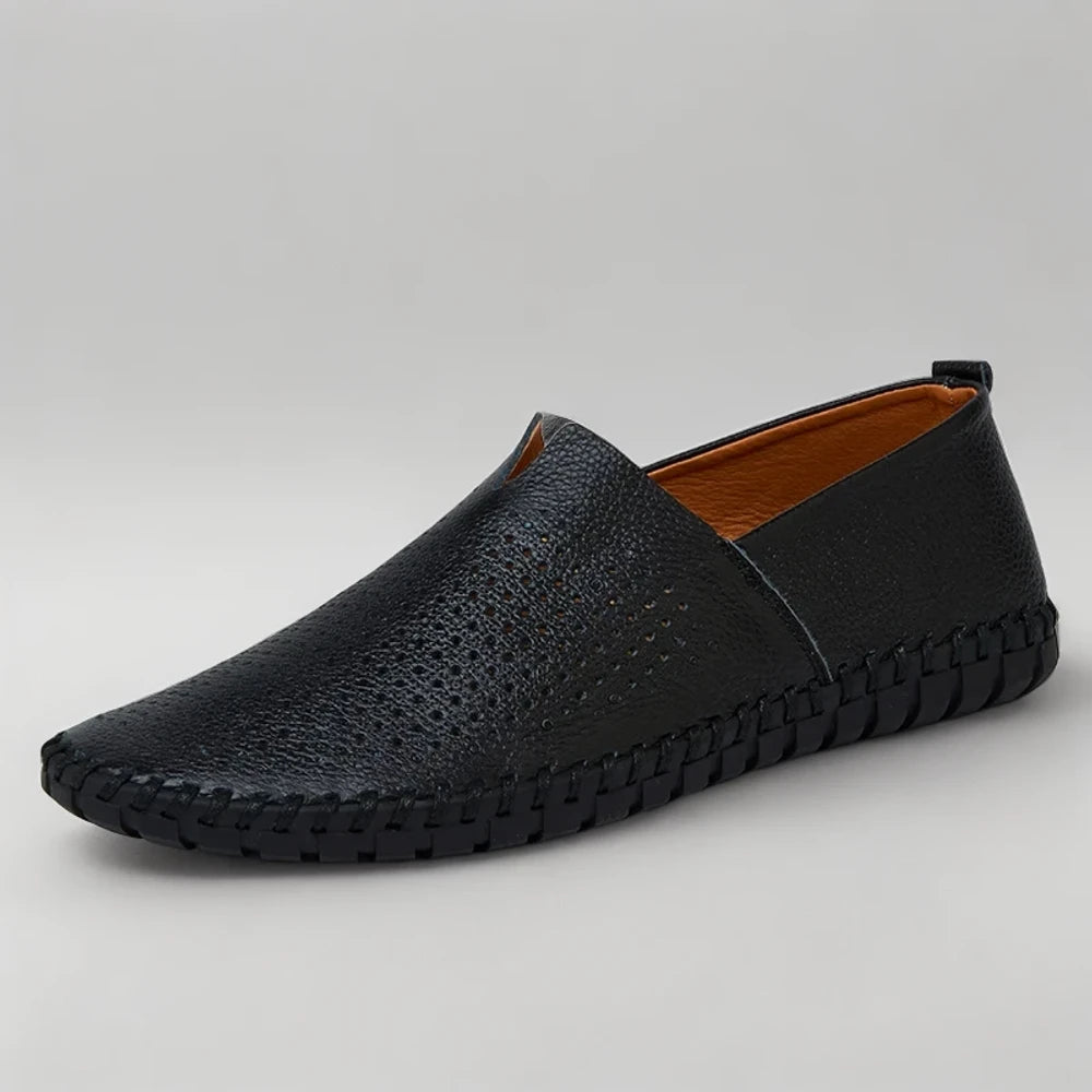 Détail de la construction fait main du mocassin souple pour homme
