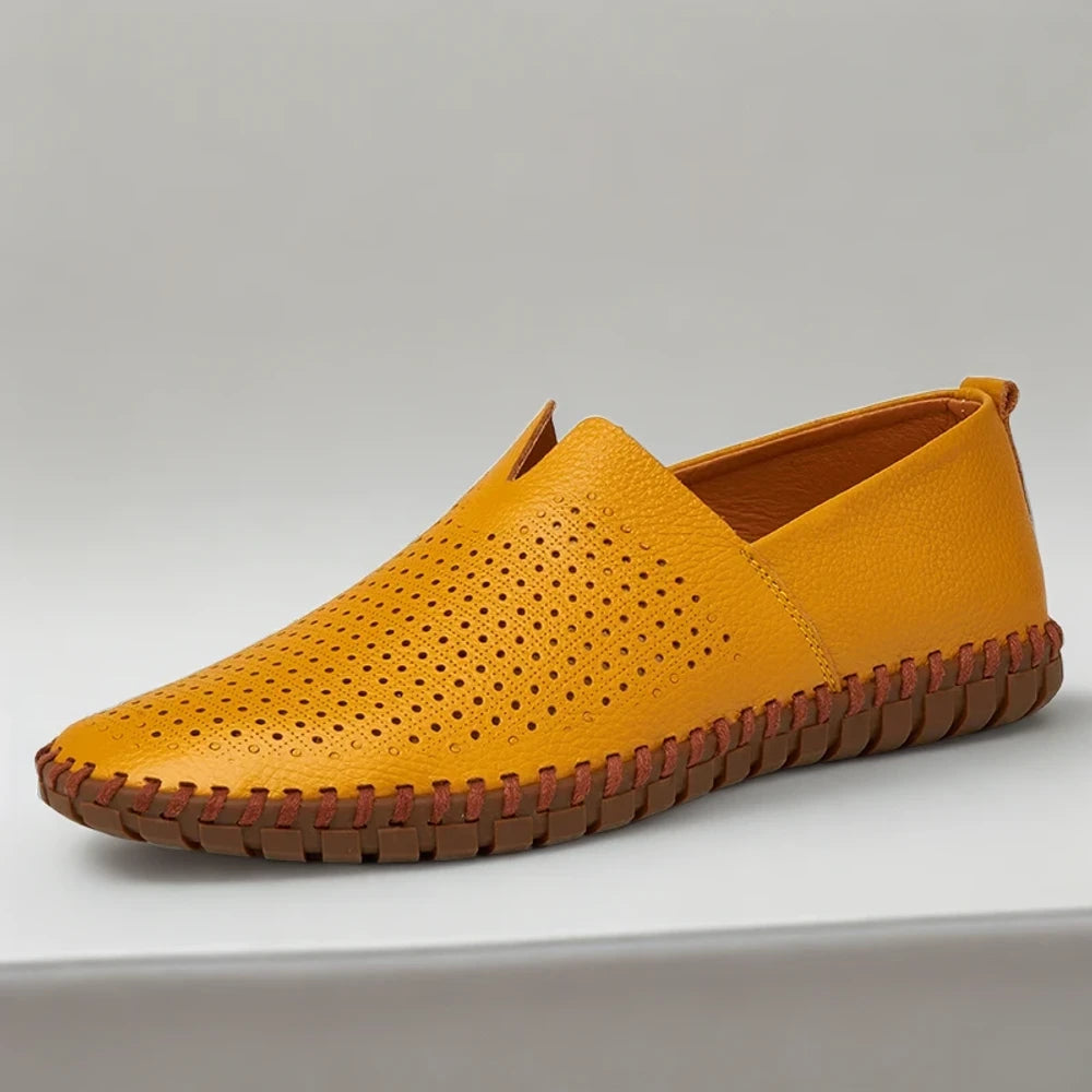 Mocassin souple homme porté avec tenue décontractée estivale