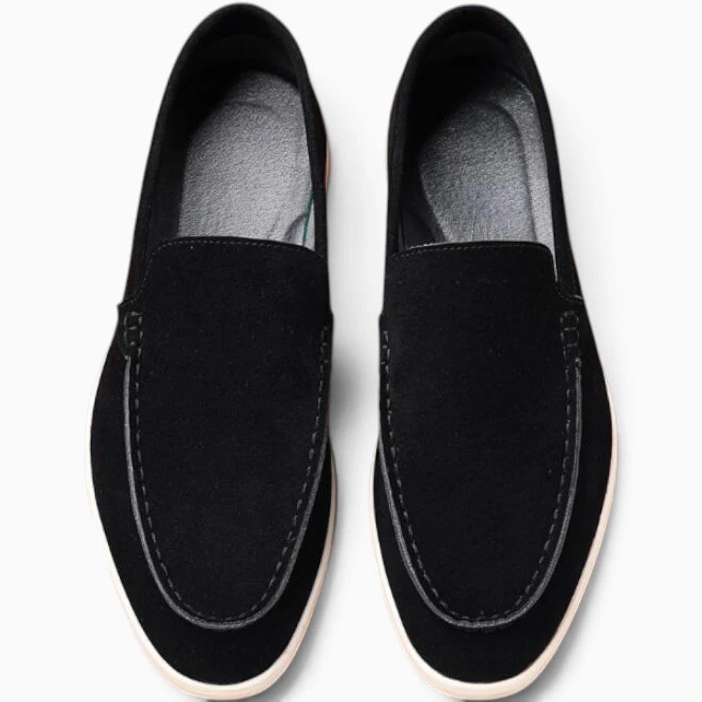 Paire de mocassins souples homme noirs avec semelle blanche, vue de dessus sur fond blanc