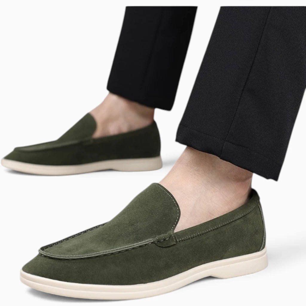 Mocassin homme noir style casual avec jeans et pull beige sur terrasse