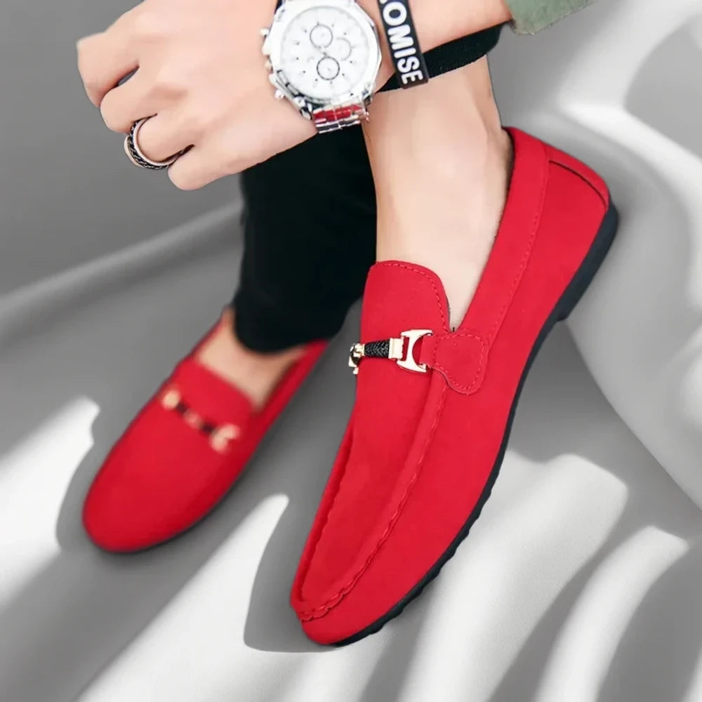 Mocassin sport bleu porté en tenue décontractée d'été