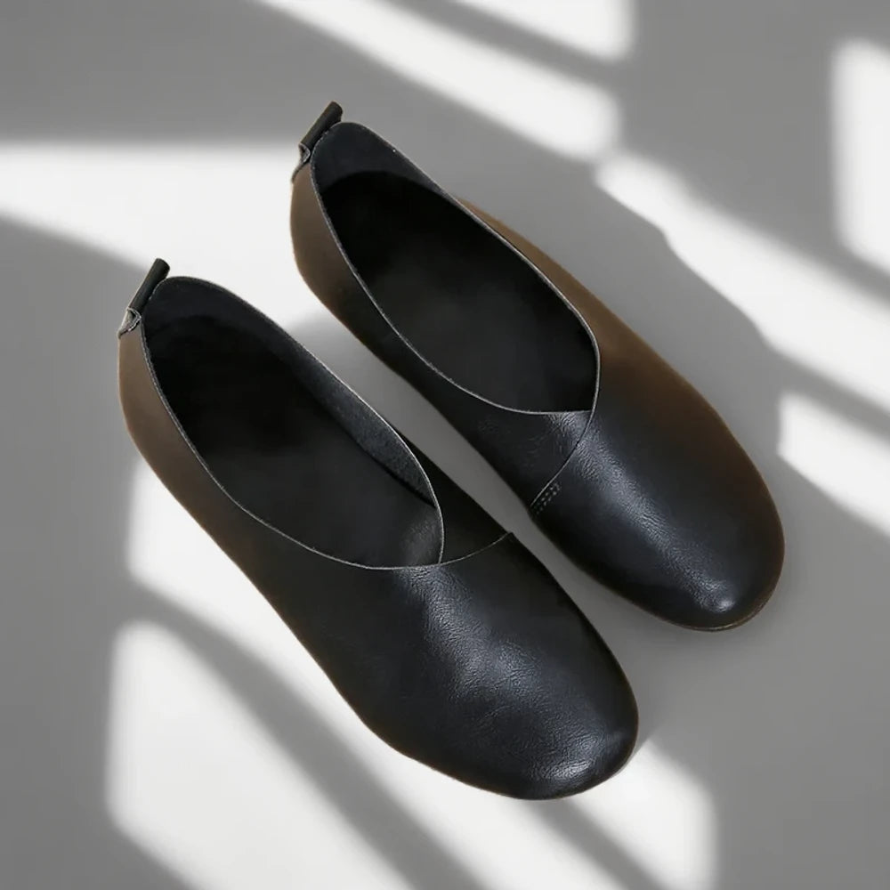 Mocassin femme sport en cuir véritable, détail de la flexibilité du talon renforcé