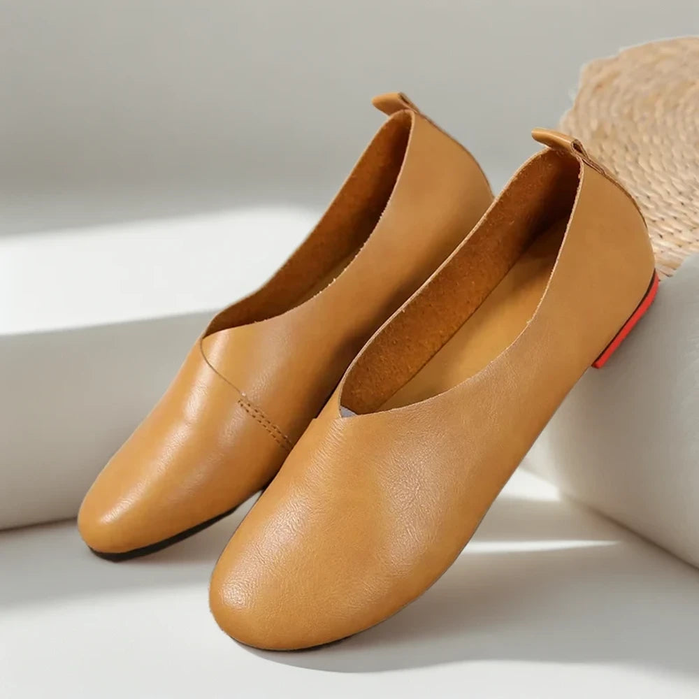 Chaussure mocassin femme sport flexible, détail de la couture à la main sur le côté