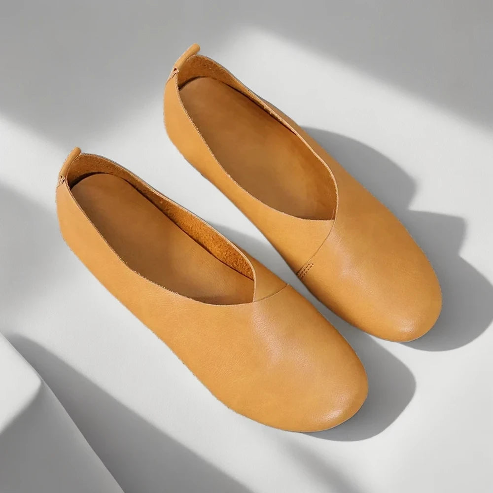 Mocassin femme sport vert disponible, porté confortablement pour activités quotidiennes