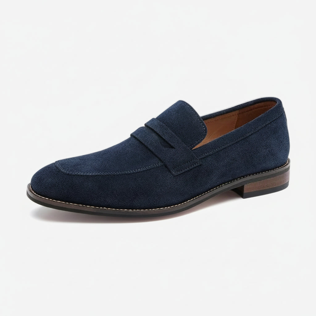 Mocassin streetwear bleu en daim et cuir, vue de profil côté droit