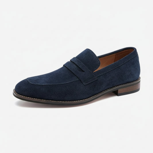 Mocassin streetwear bleu en daim et cuir, vue de profil côté droit