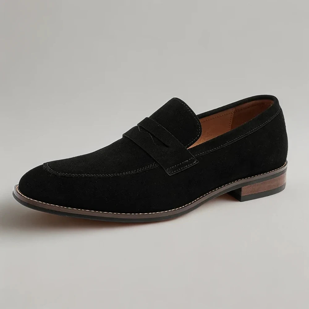 Chaussure mocassin décontractée marron, pose plate sur fond blanc