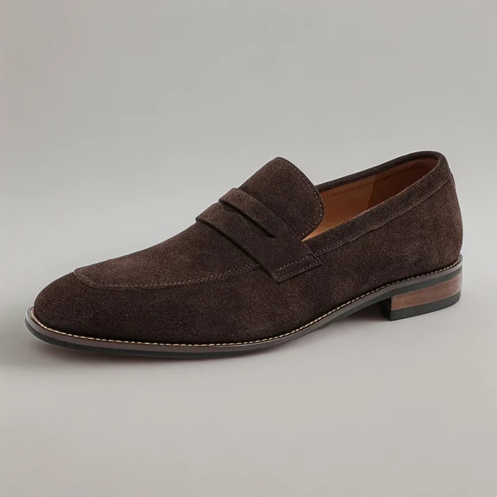 Mocassin streetwear bleu porté avec tenue casual élégante