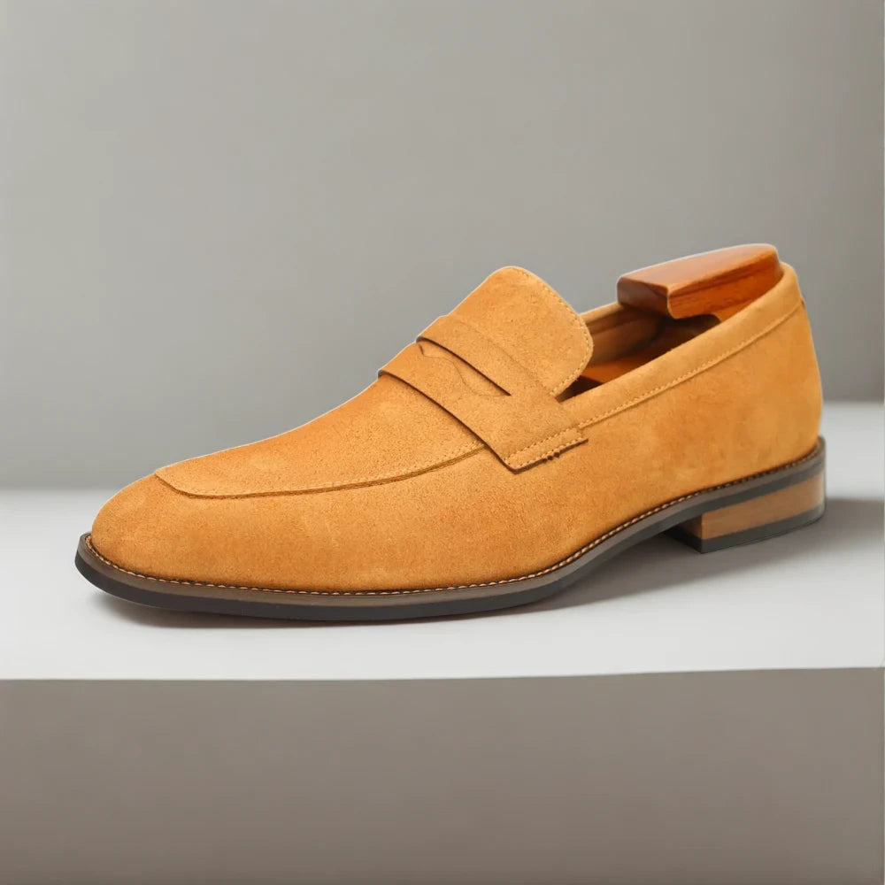 Détail du daim texturé sur mocassin homme contemporain