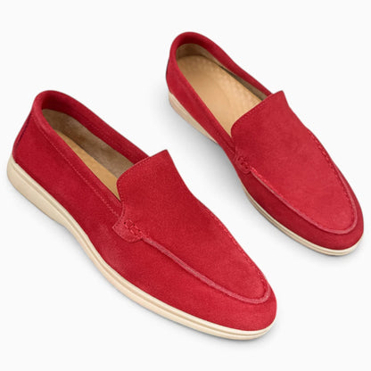 Paire complète de mocassins suède homme rouge, présentée ensemble