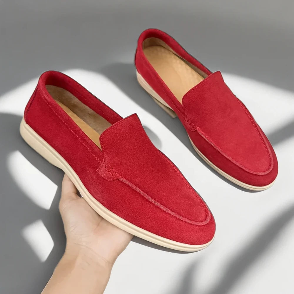 Profil latéral d'un mocassin homme suède bleu marine élégant